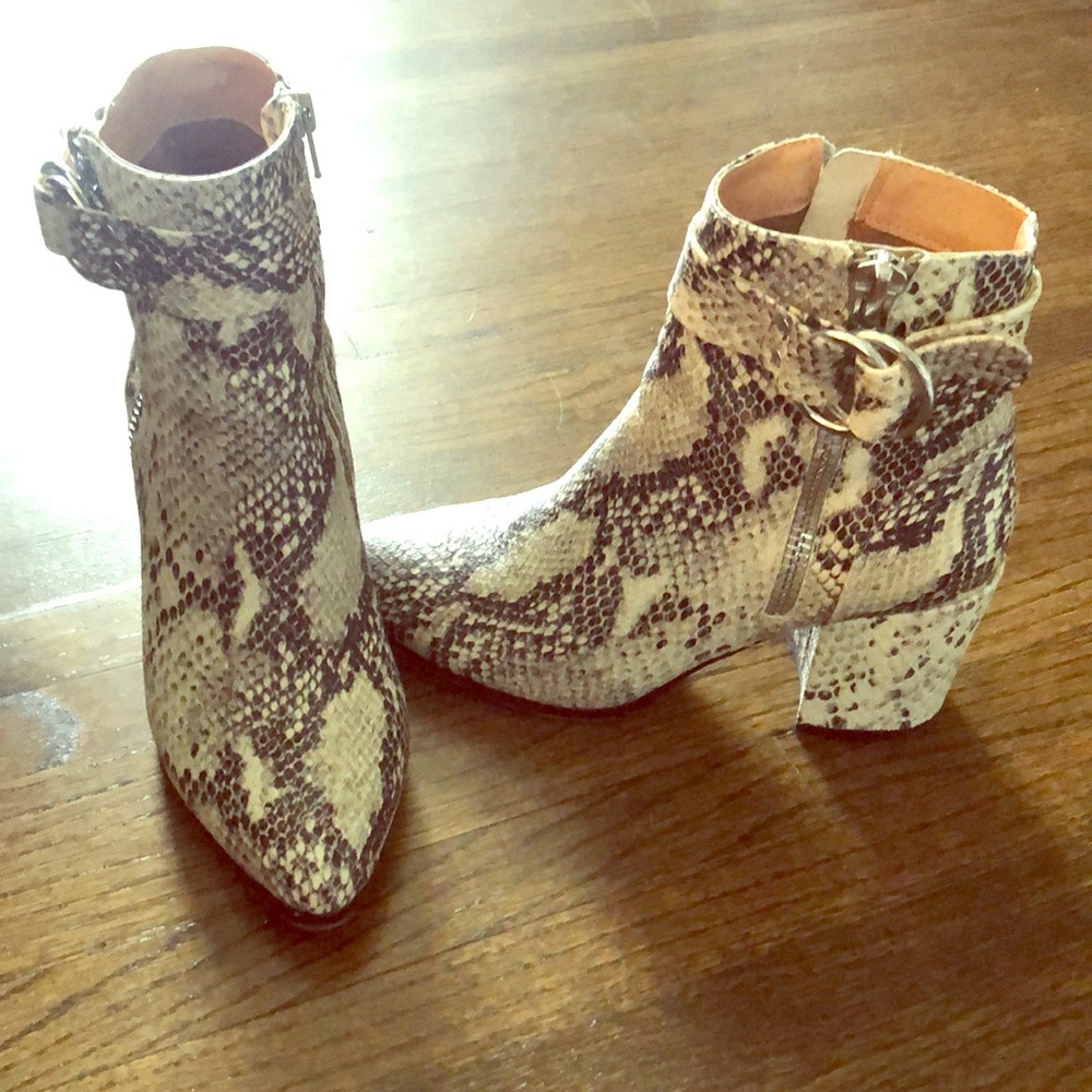 STEVEN. SNAKE SKIN LEATHER BOOTIES